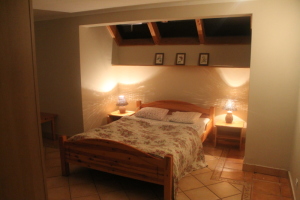 Sypialnia (nr 1) posiada przeszkloną ścianę i wyjście do ogrodu